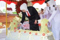 Gubernur Jawa Timur Khofifah Indar Parawansa menabur bunga di makam Pahlawan Nasional sekaligus Gubernur Pertama Jawa Timur, RMTA Soerjo, di Magetan, Minggu (5/10/2025) (Foto Dok Ho/RadarBangsa.co.id)