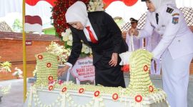 Gubernur Jawa Timur Khofifah Indar Parawansa menabur bunga di makam Pahlawan Nasional sekaligus Gubernur Pertama Jawa Timur, RMTA Soerjo, di Magetan, Minggu (5/10/2025) (Foto Dok Ho/RadarBangsa.co.id)