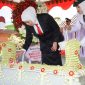 Gubernur Jawa Timur Khofifah Indar Parawansa menabur bunga di makam Pahlawan Nasional sekaligus Gubernur Pertama Jawa Timur, RMTA Soerjo, di Magetan, Minggu (5/10/2025) (Foto Dok Ho/RadarBangsa.co.id)