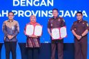 Gubernur Jawa Timur Khofifah Indar Parawansa bersama Kepala Kejaksaan Tinggi Jatim Kuntadi menandatangani Nota Kesepakatan Bersama tentang Sinergi Penanganan Perkara dengan Pendekatan Restorative Justice di Dyandra Convention Center Surabaya, Kamis (9/10/2025). (Foto: Dok. Pemprov Jatim)