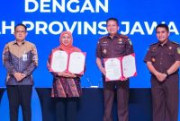 Gubernur Jawa Timur Khofifah Indar Parawansa bersama Kepala Kejaksaan Tinggi Jatim Kuntadi menandatangani Nota Kesepakatan Bersama tentang Sinergi Penanganan Perkara dengan Pendekatan Restorative Justice di Dyandra Convention Center Surabaya, Kamis (9/10/2025). (Foto: Dok. Pemprov Jatim)