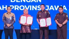Gubernur Jawa Timur Khofifah Indar Parawansa bersama Kepala Kejaksaan Tinggi Jatim Kuntadi menandatangani Nota Kesepakatan Bersama tentang Sinergi Penanganan Perkara dengan Pendekatan Restorative Justice di Dyandra Convention Center Surabaya, Kamis (9/10/2025). (Foto: Dok. Pemprov Jatim)