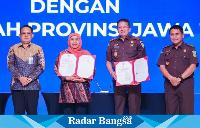 Gubernur Jawa Timur Khofifah Indar Parawansa bersama Kepala Kejaksaan Tinggi Jatim Kuntadi menandatangani Nota Kesepakatan Bersama tentang Sinergi Penanganan Perkara dengan Pendekatan Restorative Justice di Dyandra Convention Center Surabaya, Kamis (9/10/2025). (Foto: Dok. Pemprov Jatim)