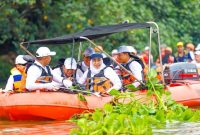 Gubernur Jawa Timur Khofifah Indar Parawansa bersama prajurit Korps Marinir TNI AL melakukan aksi bersih-bersih di Kali Surabaya dalam rangka HUT ke-80 Provinsi Jatim dan World Clean Up Day 2025, Minggu (19/10/2025). (Foto Dok Ho/RadarBangsa.co.id)