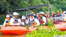 Gubernur Jawa Timur Khofifah Indar Parawansa bersama prajurit Korps Marinir TNI AL melakukan aksi bersih-bersih di Kali Surabaya dalam rangka HUT ke-80 Provinsi Jatim dan World Clean Up Day 2025, Minggu (19/10/2025). (Foto Dok Ho/RadarBangsa.co.id)