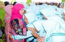 Gubernur Jawa Timur Khofifah Indar Parawansa memeluk salah satu santri saat peringatan Hari Santri 2025 di Pondok Pesantren Mojosari, Nganjuk, Kamis (23/10/2025). (Foto Dok Ho/RadarBangsa.co.id)
