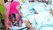 Gubernur Jawa Timur Khofifah Indar Parawansa memeluk salah satu santri saat peringatan Hari Santri 2025 di Pondok Pesantren Mojosari, Nganjuk, Kamis (23/10/2025). (Foto Dok Ho/RadarBangsa.co.id)