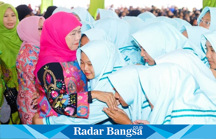Gubernur Jawa Timur Khofifah Indar Parawansa memeluk salah satu santri saat peringatan Hari Santri 2025 di Pondok Pesantren Mojosari, Nganjuk, Kamis (23/10/2025). (Foto Dok Ho/RadarBangsa.co.id)