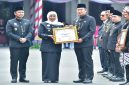 Gubernur Jatim Khofifah Indar Parawansa menyerahkan penghargaan Penamaan Rupabumi 2025 kepada Bupati Lamongan Yuhronur Efendi di Gedung Negara Grahadi, Surabaya. (Foto Dok Ho/RadarBangsa.co.id)