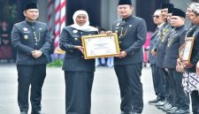 Gubernur Jatim Khofifah Indar Parawansa menyerahkan penghargaan Penamaan Rupabumi 2025 kepada Bupati Lamongan Yuhronur Efendi di Gedung Negara Grahadi, Surabaya. (Foto Dok Ho/RadarBangsa.co.id)
