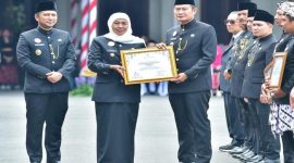 Gubernur Jatim Khofifah Indar Parawansa menyerahkan penghargaan Penamaan Rupabumi 2025 kepada Bupati Lamongan Yuhronur Efendi di Gedung Negara Grahadi, Surabaya. (Foto Dok Ho/RadarBangsa.co.id)