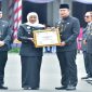 Gubernur Jatim Khofifah Indar Parawansa menyerahkan penghargaan Penamaan Rupabumi 2025 kepada Bupati Lamongan Yuhronur Efendi di Gedung Negara Grahadi, Surabaya. (Foto Dok Ho/RadarBangsa.co.id)