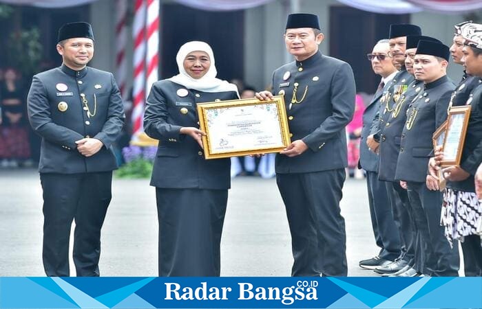 Gubernur Jatim Khofifah Indar Parawansa menyerahkan penghargaan Penamaan Rupabumi 2025 kepada Bupati Lamongan Yuhronur Efendi di Gedung Negara Grahadi, Surabaya. (Foto Dok Ho/RadarBangsa.co.id)