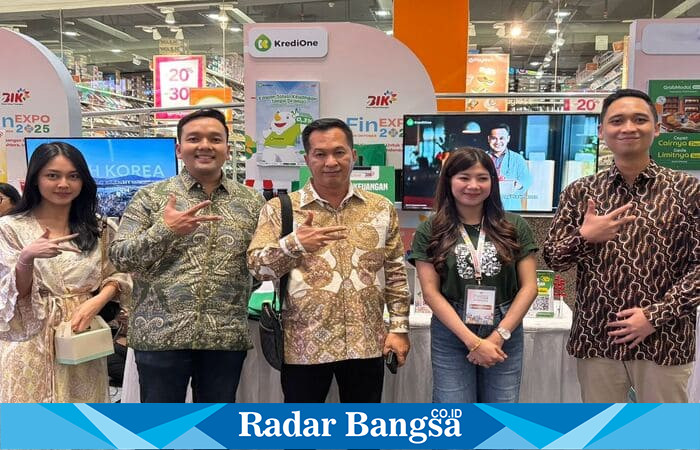 CEO KrediOne Kuseryansyah (tengah) berfoto bersama perwakilan OJK Provinsi Jawa Timur dan tim KrediOne di arena FinEXPO 2025 Surabaya, Minggu (26/10/2025) (Foto Dok Ho/RadarBangsa.co.id)