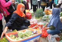 Gubernur Jawa Timur Khofifah Indar Parawansa berinteraksi dengan pedagang saat meninjau Pasar Plaosan, Magetan, Minggu (5/10/2025). (Foto Dok Ho/RadarBangsa.co.id)