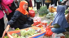 Gubernur Jawa Timur Khofifah Indar Parawansa berinteraksi dengan pedagang saat meninjau Pasar Plaosan, Magetan, Minggu (5/10/2025). (Foto Dok Ho/RadarBangsa.co.id)