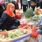 Gubernur Jawa Timur Khofifah Indar Parawansa berinteraksi dengan pedagang saat meninjau Pasar Plaosan, Magetan, Minggu (5/10/2025). (Foto Dok Ho/RadarBangsa.co.id)