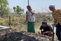 Suasana haru mewarnai pemakaman santri Pondok Pesantren Al Khoziny, Ghifari Haikal Nur (17), di Desa Wangen, Kecamatan Glagah, Lamongan, Rabu (8/10/2025). (Foto Dok Ho/RadarBangsa.co.id)