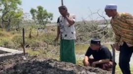 Suasana haru mewarnai pemakaman santri Pondok Pesantren Al Khoziny, Ghifari Haikal Nur (17), di Desa Wangen, Kecamatan Glagah, Lamongan, Rabu (8/10/2025). (Foto Dok Ho/RadarBangsa.co.id)