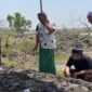 Suasana haru mewarnai pemakaman santri Pondok Pesantren Al Khoziny, Ghifari Haikal Nur (17), di Desa Wangen, Kecamatan Glagah, Lamongan, Rabu (8/10/2025). (Foto Dok Ho/RadarBangsa.co.id)