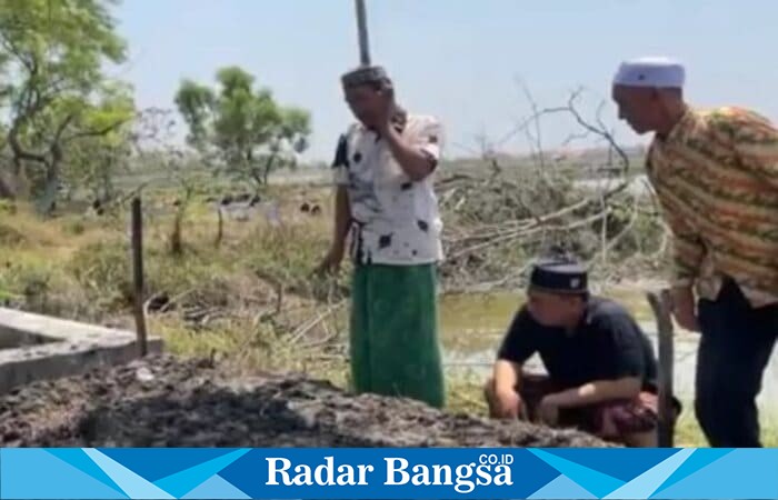 Suasana haru mewarnai pemakaman santri Pondok Pesantren Al Khoziny, Ghifari Haikal Nur (17), di Desa Wangen, Kecamatan Glagah, Lamongan, Rabu (8/10/2025). (Foto Dok Ho/RadarBangsa.co.id)
