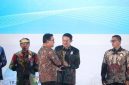 Bupati Lamongan Yuhronur Efendi menerima penghargaan Primaniyarta 2025 kategori Kepala Daerah Pendukung Ekspor dari Menteri Perdagangan RI Budi Santoso pada pembukaan The 40th Trade Expo Indonesia di ICE BSD City, Rabu (15/10/2025). (Foto Dok Ho/RadarBangsa.co.id)