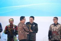 Bupati Lamongan Yuhronur Efendi menerima penghargaan Primaniyarta 2025 kategori Kepala Daerah Pendukung Ekspor dari Menteri Perdagangan RI Budi Santoso pada pembukaan The 40th Trade Expo Indonesia di ICE BSD City, Rabu (15/10/2025). (Foto Dok Ho/RadarBangsa.co.id)