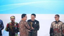 Bupati Lamongan Yuhronur Efendi menerima penghargaan Primaniyarta 2025 kategori Kepala Daerah Pendukung Ekspor dari Menteri Perdagangan RI Budi Santoso pada pembukaan The 40th Trade Expo Indonesia di ICE BSD City, Rabu (15/10/2025). (Foto Dok Ho/RadarBangsa.co.id)