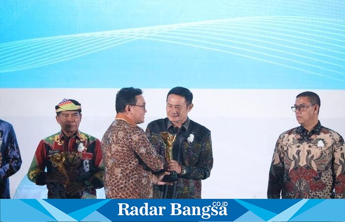 Bupati Lamongan Yuhronur Efendi menerima penghargaan Primaniyarta 2025 kategori Kepala Daerah Pendukung Ekspor dari Menteri Perdagangan RI Budi Santoso pada pembukaan The 40th Trade Expo Indonesia di ICE BSD City, Rabu (15/10/2025). (Foto Dok Ho/RadarBangsa.co.id)