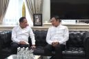 Bupati Lamongan Yuhronur Efendi bersama Menteri Lingkungan Hidup Hanif Faisol Nurofiq saat membahas percepatan pembangunan TPST Dadapan di Jakarta, Selasa (14/10). (Foto Dok Ho/RadarBangsa.co.id)