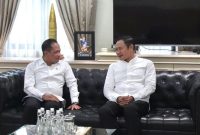 Bupati Lamongan Yuhronur Efendi bersama Menteri Lingkungan Hidup Hanif Faisol Nurofiq saat membahas percepatan pembangunan TPST Dadapan di Jakarta, Selasa (14/10). (Foto Dok Ho/RadarBangsa.co.id)