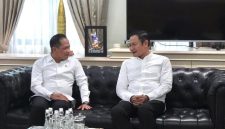 Bupati Lamongan Yuhronur Efendi bersama Menteri Lingkungan Hidup Hanif Faisol Nurofiq saat membahas percepatan pembangunan TPST Dadapan di Jakarta, Selasa (14/10). (Foto Dok Ho/RadarBangsa.co.id)