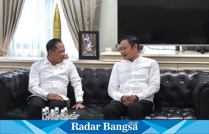 Bupati Lamongan Yuhronur Efendi bersama Menteri Lingkungan Hidup Hanif Faisol Nurofiq saat membahas percepatan pembangunan TPST Dadapan di Jakarta, Selasa (14/10). (Foto Dok Ho/RadarBangsa.co.id)