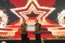 Bupati Lamongan Yuhronur Efendi menerima penghargaan Pengawasan Kearsipan 2024 dari Kepala ANRI Mego Pinandito di Jakarta, Senin (20/10/2025). (Foto Dok Ho/RadarBangsa.co.id)