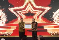 Bupati Lamongan Yuhronur Efendi menerima penghargaan Pengawasan Kearsipan 2024 dari Kepala ANRI Mego Pinandito di Jakarta, Senin (20/10/2025). (Foto Dok Ho/RadarBangsa.co.id)