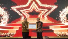 Bupati Lamongan Yuhronur Efendi menerima penghargaan Pengawasan Kearsipan 2024 dari Kepala ANRI Mego Pinandito di Jakarta, Senin (20/10/2025). (Foto Dok Ho/RadarBangsa.co.id)