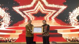 Bupati Lamongan Yuhronur Efendi menerima penghargaan Pengawasan Kearsipan 2024 dari Kepala ANRI Mego Pinandito di Jakarta, Senin (20/10/2025). (Foto Dok Ho/RadarBangsa.co.id)