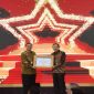 Bupati Lamongan Yuhronur Efendi menerima penghargaan Pengawasan Kearsipan 2024 dari Kepala ANRI Mego Pinandito di Jakarta, Senin (20/10/2025). (Foto Dok Ho/RadarBangsa.co.id)