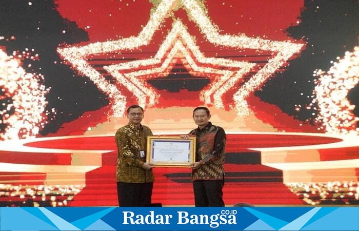 Bupati Lamongan Yuhronur Efendi menerima penghargaan Pengawasan Kearsipan 2024 dari Kepala ANRI Mego Pinandito di Jakarta, Senin (20/10/2025). (Foto Dok Ho/RadarBangsa.co.id)
