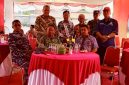 Para pejabat Pemerintah Kabupaten Bangkalan bersama tamu undangan berfoto bersama usai acara peletakan batu pertama pembangunan Gerai Pergudangan Koperasi Merah Putih di Desa Parseh, Kecamatan Socah, Jumat (17/10/2025) (Foto Dok Ho/RadarBangsa.co.id)