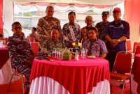 Para pejabat Pemerintah Kabupaten Bangkalan bersama tamu undangan berfoto bersama usai acara peletakan batu pertama pembangunan Gerai Pergudangan Koperasi Merah Putih di Desa Parseh, Kecamatan Socah, Jumat (17/10/2025) (Foto Dok Ho/RadarBangsa.co.id)