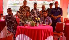 Para pejabat Pemerintah Kabupaten Bangkalan bersama tamu undangan berfoto bersama usai acara peletakan batu pertama pembangunan Gerai Pergudangan Koperasi Merah Putih di Desa Parseh, Kecamatan Socah, Jumat (17/10/2025) (Foto Dok Ho/RadarBangsa.co.id)