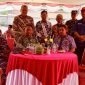 Para pejabat Pemerintah Kabupaten Bangkalan bersama tamu undangan berfoto bersama usai acara peletakan batu pertama pembangunan Gerai Pergudangan Koperasi Merah Putih di Desa Parseh, Kecamatan Socah, Jumat (17/10/2025) (Foto Dok Ho/RadarBangsa.co.id)