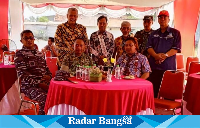 Para pejabat Pemerintah Kabupaten Bangkalan bersama tamu undangan berfoto bersama usai acara peletakan batu pertama pembangunan Gerai Pergudangan Koperasi Merah Putih di Desa Parseh, Kecamatan Socah, Jumat (17/10/2025) (Foto Dok Ho/RadarBangsa.co.id)
