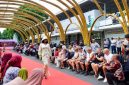 Anak-anak tampil percaya diri membawakan busana batik bermotif “Wader Kesit” dalam ajang Fashion Lorong Bambu, bagian dari rangkaian Banyuwangi Batik Festival (BBF) 2025 di Gedung Seni Budaya (Gesibu) Blambangan, Jumat (17/10/2025). (Foto Dok Ho/RadarBangsa.co.id)