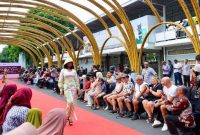 Anak-anak tampil percaya diri membawakan busana batik bermotif “Wader Kesit” dalam ajang Fashion Lorong Bambu, bagian dari rangkaian Banyuwangi Batik Festival (BBF) 2025 di Gedung Seni Budaya (Gesibu) Blambangan, Jumat (17/10/2025). (Foto Dok Ho/RadarBangsa.co.id)