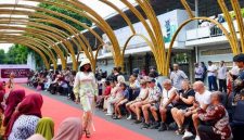 Anak-anak tampil percaya diri membawakan busana batik bermotif “Wader Kesit” dalam ajang Fashion Lorong Bambu, bagian dari rangkaian Banyuwangi Batik Festival (BBF) 2025 di Gedung Seni Budaya (Gesibu) Blambangan, Jumat (17/10/2025). (Foto Dok Ho/RadarBangsa.co.id)
