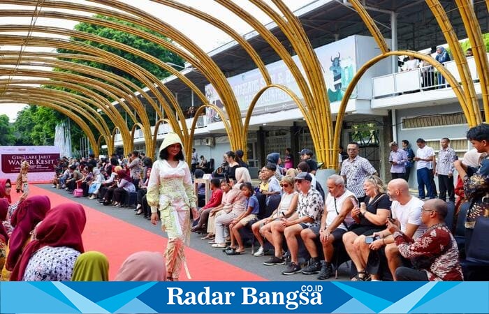 Anak-anak tampil percaya diri membawakan busana batik bermotif “Wader Kesit” dalam ajang Fashion Lorong Bambu, bagian dari rangkaian Banyuwangi Batik Festival (BBF) 2025 di Gedung Seni Budaya (Gesibu) Blambangan, Jumat (17/10/2025). (Foto Dok Ho/RadarBangsa.co.id)