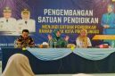 Wali Kota Probolinggo, dr. H. Aminuddin, Sp.OG.(K), M.Kes, menyerahkan penghargaan Satuan Pendidikan Ramah Anak tahap “Mampu” kepada Kepala MTs Negeri Kota Probolinggo (Foto Fok Ho/RadarBangsa.co.id)