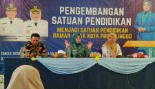 Wali Kota Probolinggo, dr. H. Aminuddin, Sp.OG.(K), M.Kes, menyerahkan penghargaan Satuan Pendidikan Ramah Anak tahap “Mampu” kepada Kepala MTs Negeri Kota Probolinggo (Foto Fok Ho/RadarBangsa.co.id)